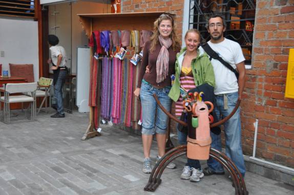 Foto de dspedida da Maria, em Quito, no Equador. Ela parte para o Brasil e nós para a Colômbia